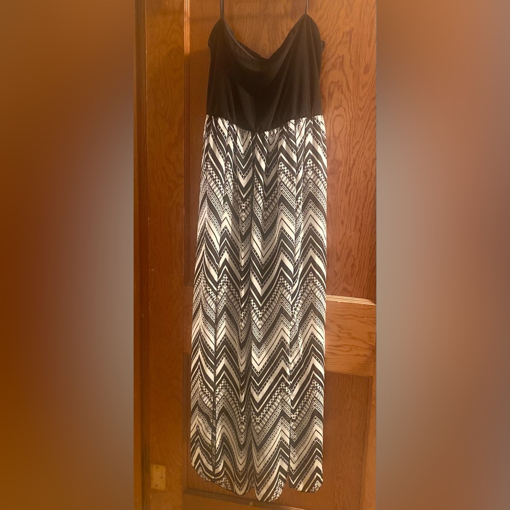 Women’s strapless dress black and white
